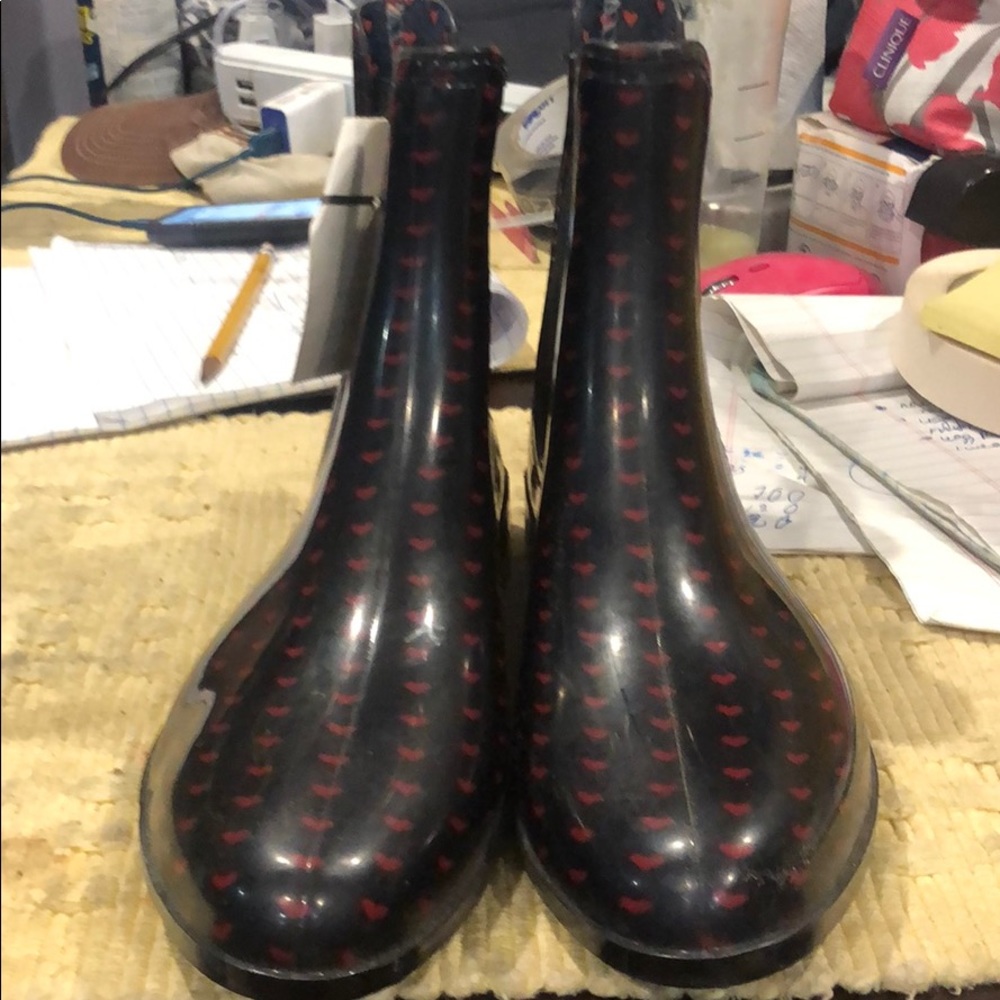 Henry Ferrera navy with red hearts rain boots used